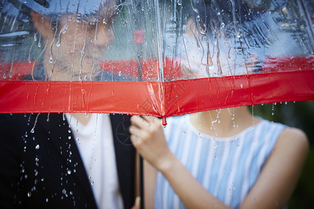 走在雨中的夫妇图片