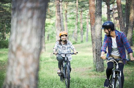 户外双人越野骑登山车的夫妇图片