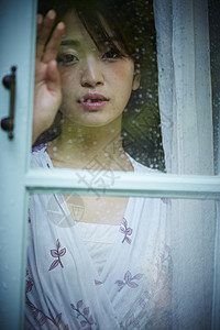 雨天窗口里的女人家高清图片素材