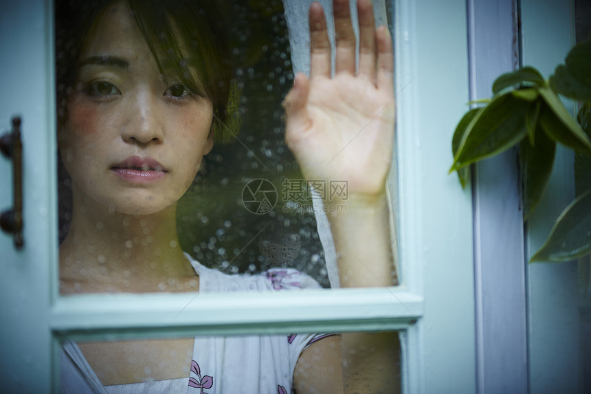 雨天在窗口里的女人图片