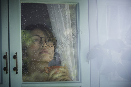 雨天在窗口里的女人度假高清图片素材