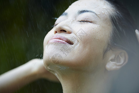 在雨中被淋湿的女性脸庞高清图片