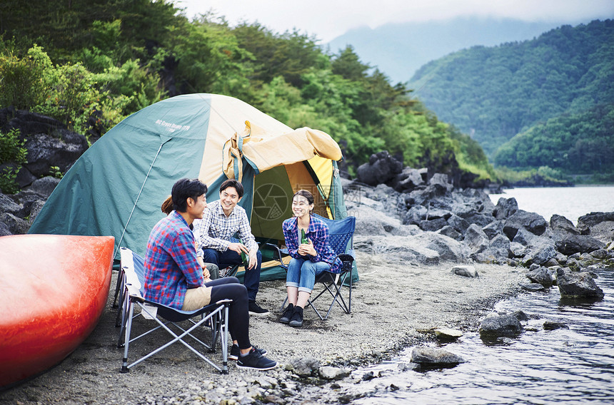 在湖泊边搭帐篷露营的一家人图片