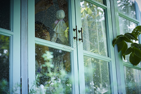 下雨天在家的孤独女性窗格高清图片素材