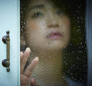 雨天女人在家里度过脸部高清图片素材