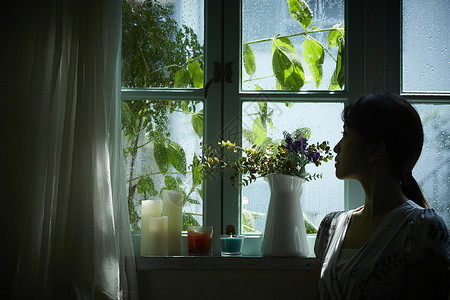 下雨沉默在家放松的妇女背景图片