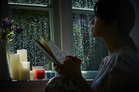 下雨天靠在窗边发呆的孤独女性窗口高清图片素材