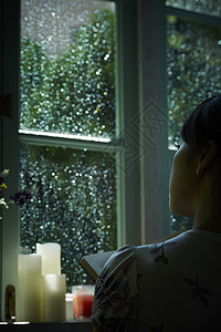 下雨天在窗边读书的孤独女性女生高清图片素材