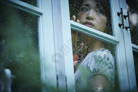 下雨天靠在窗边发呆的女性遗憾高清图片素材