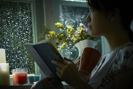 下雨天在窗边放松的女孩多雨高清图片素材