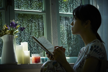 下雨天在窗边放松的女孩女人高清图片素材