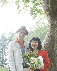 站在树下微笑的甜蜜夫妇图片