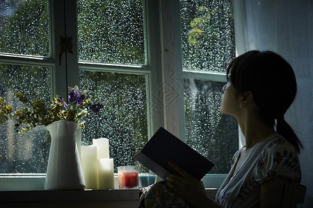 雨天在家看书休息的女青年女生高清图片素材