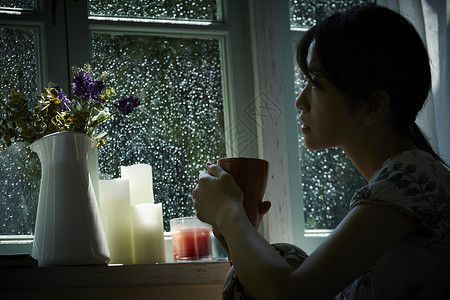 下雨天在窗边放松的女孩房子高清图片素材