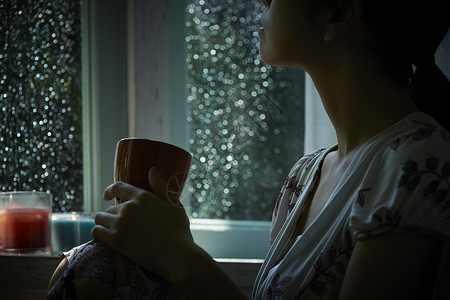 下雨天在室内放松的女性玻璃高清图片素材