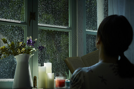 雨夜看向窗外放松的女性背影暴雨高清图片素材