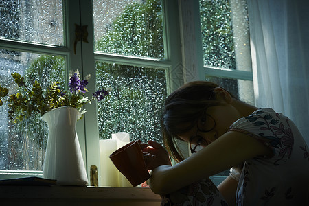 下雨人居家休息的年轻女性窗高清图片素材