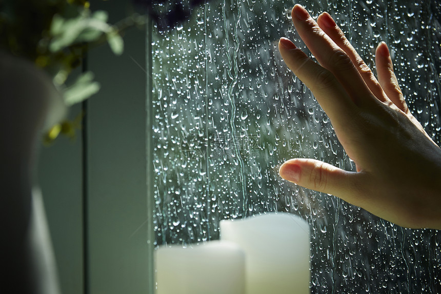 触摸雨打湿的窗户图片