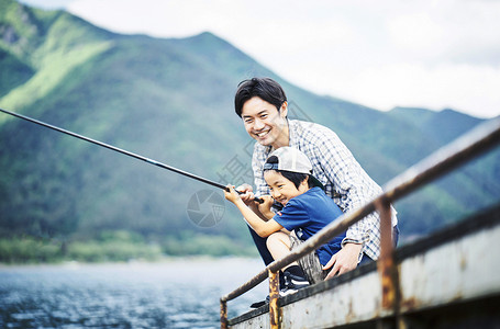 享受钓鱼的一家人图片