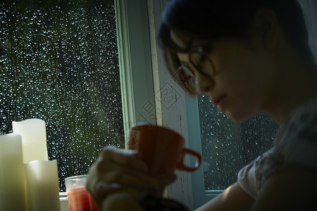 下雨天在家的年轻女性安静高清图片素材
