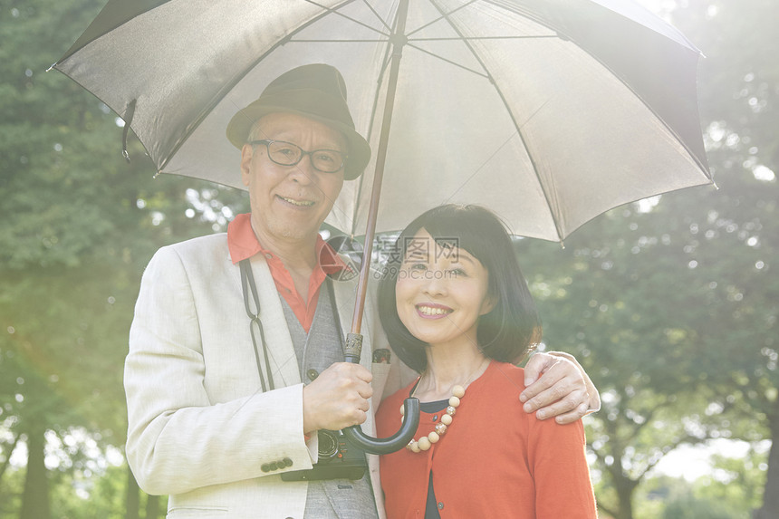 依偎在一起的夫妻二人