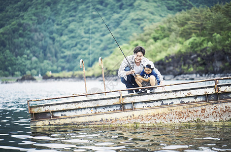 码头享受钓鱼的父子图片