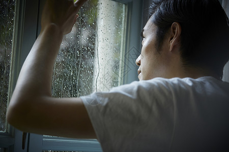 雨季看着窗外的男人图片