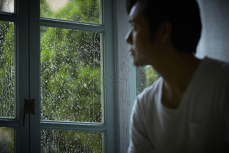雨天看着窗外的男人图片