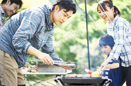 户外烧烤露营开心的家庭图片