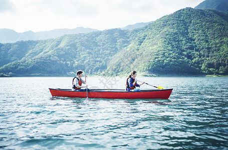 湖泊上划船观光的夫妇图片