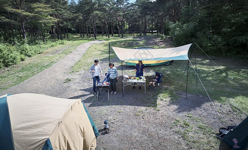 假期户外露营烧烤的家庭图片