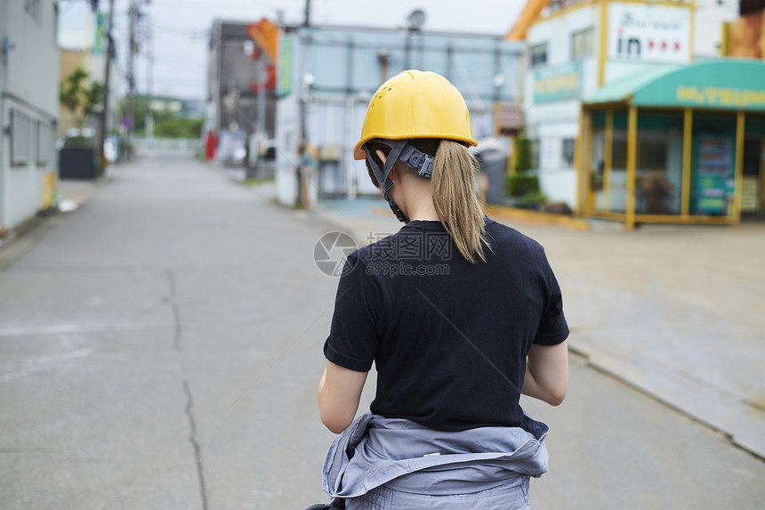 下班了走在路上的工厂女性的背影图片