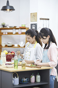 厨房里烹饪食物的青少年图片