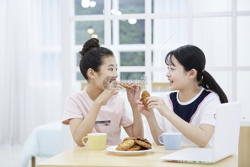 兄弟姐妹上身在内女孩朋友青少年图片