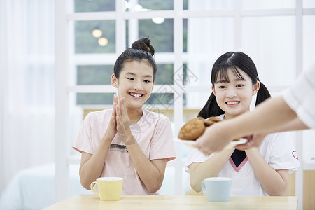 一起吃面包喝牛奶的日本女生图片