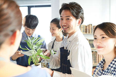 园艺课堂学习种植的年轻人图片