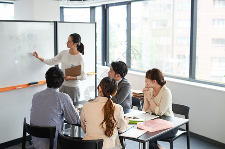 语言学校课堂上的讲师和学生年长高清图片素材