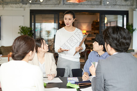 语言学校班级里的讲师和学生背景图片