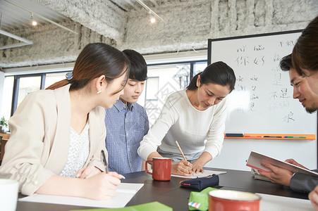 学校讲师辅导学习语言的学生高校高清图片素材