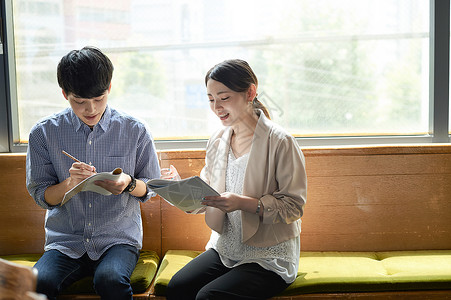 学校讲师辅导学生学习语言图片