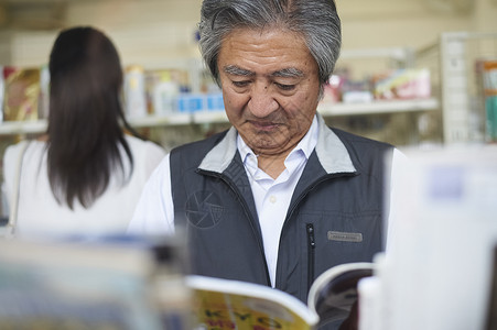 在便利店读书的老年人图片