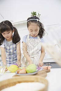 前视图女孩伙伴朋友孩子兄弟姐妹烹饪玩耍图片