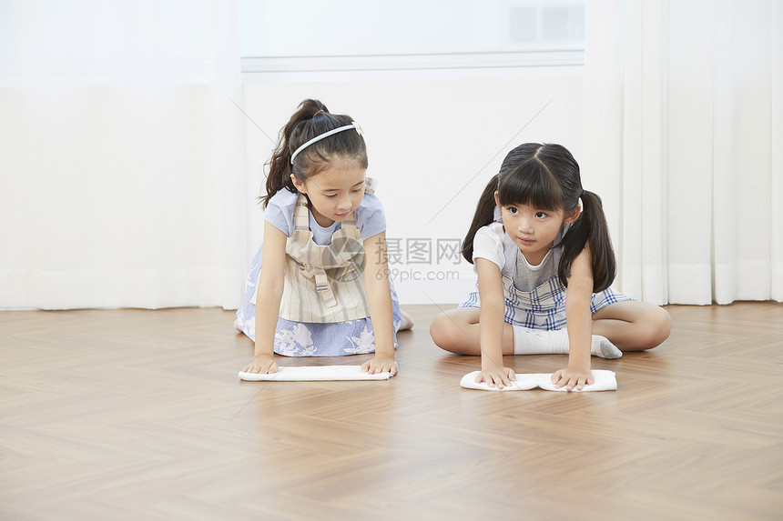 在一起毒蛇成年女子朋友孩子兄弟姐妹清洁图片