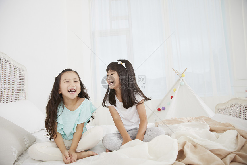 韩国人露营床单发带朋友孩子兄弟姐妹游戏图片