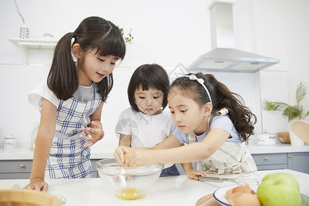 小孩韩国面粉朋友孩子兄弟姐妹烹饪玩耍图片