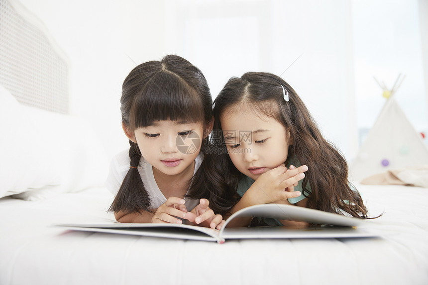 幸福书卧室朋友孩子兄弟姐妹阅读图片