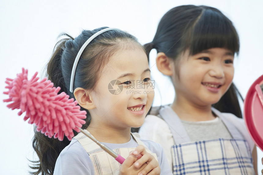 上身刷子成年女子朋友孩子兄弟姐妹清洁图片