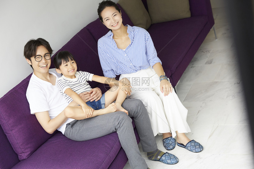 伙伴家人孩子一个家庭在客厅放松图片