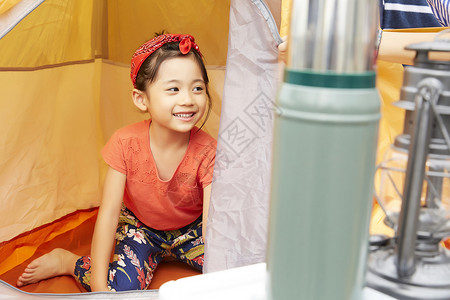 帐篷里开心微笑的小女孩图片
