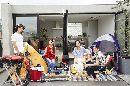 户外的露营野餐玩耍的家庭图片